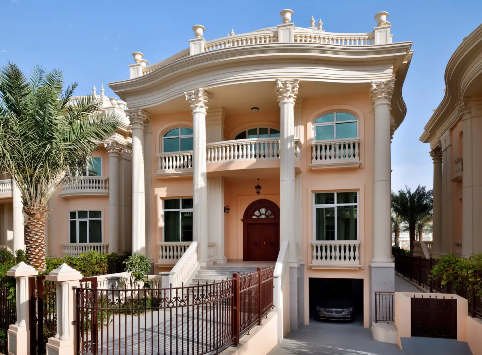 Home facade with columns and a balcony shown in the EPG "Raffles Villas The Palm Dubai" catalogue, Palm Jumeirah, Dubai Home facade with columns and a balcony shown in the EPG "Raffles Villas The Palm Dubai" catalogue, Palm Jumeirah, Dubai